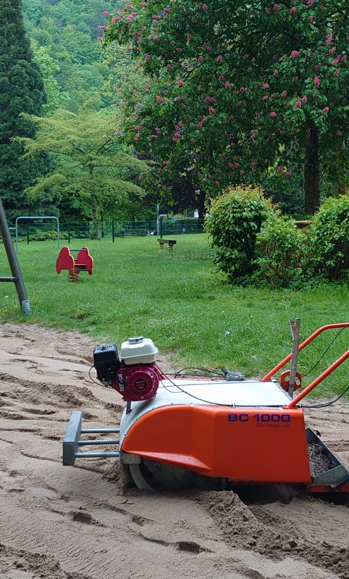Sandreinigung auf dem Spielplatz mit dem Sandreiniger BC1000