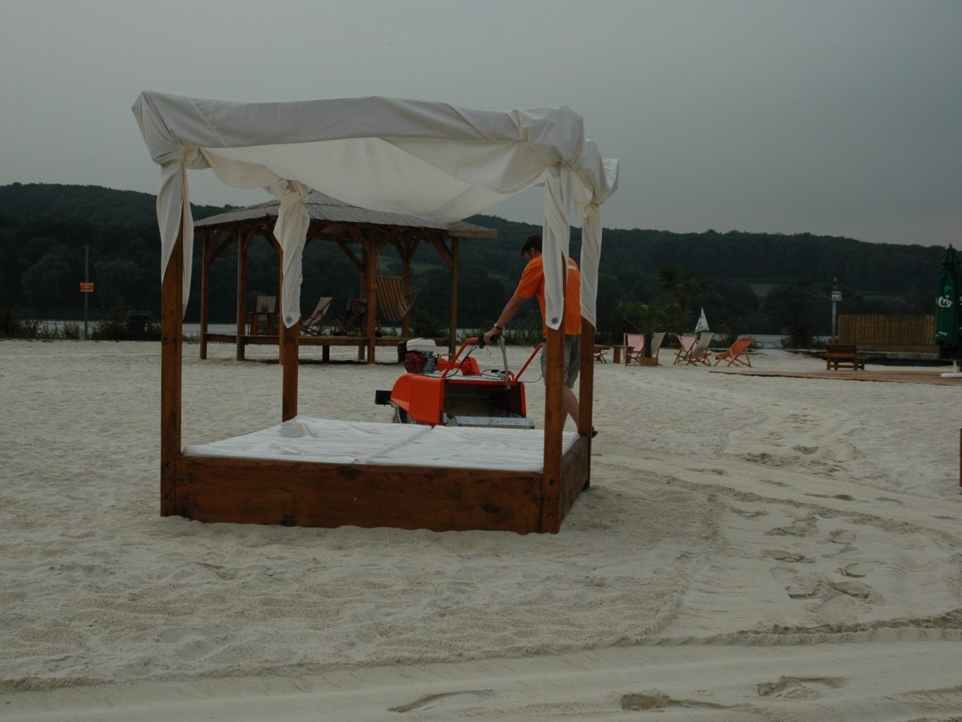Ergebnis der Sandreinigung, Steine, Scherben, Blätter,  und Wurzeln wurden aus der Sandfläche ausgesiebt und liegen im Auffangbehälter.  