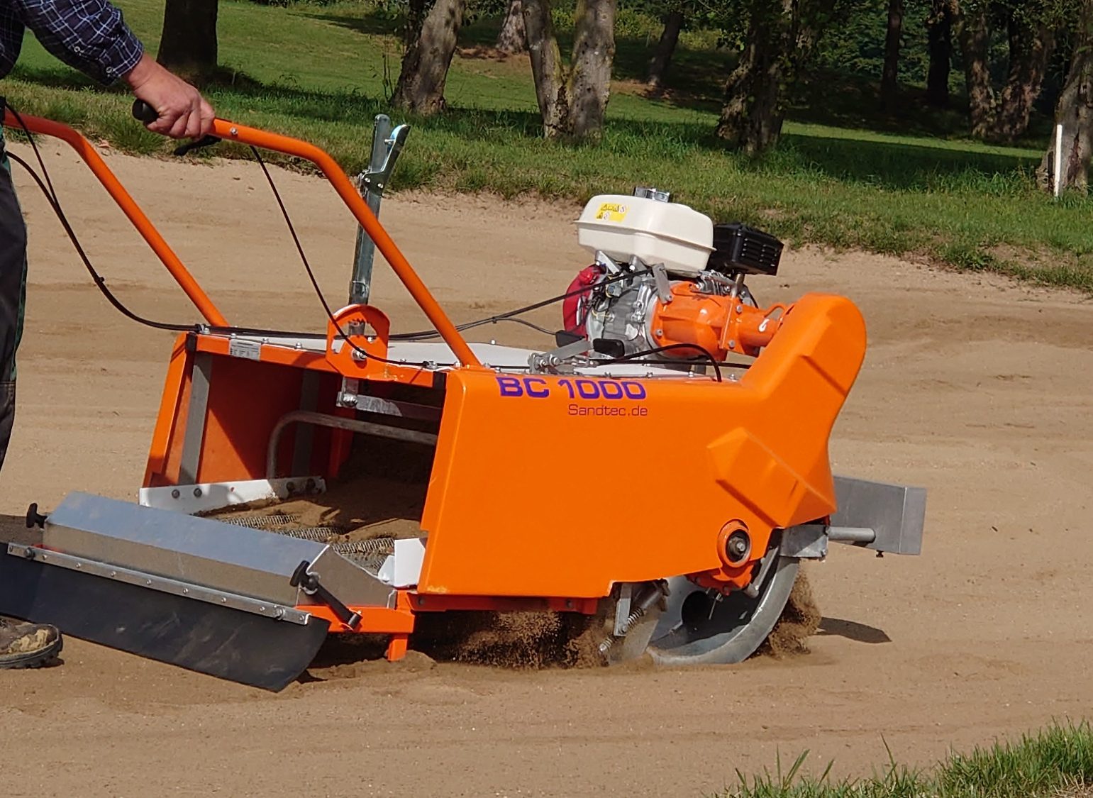 Sandreiniger BC1000 bei der der Sandreinigung  des Sandbunkers auf dem Golfplatz.