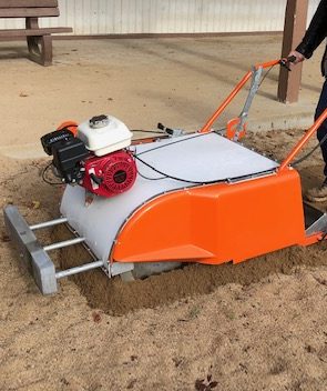 Sandreiniger BC1000 bei der Sandreinigung auf einem Spielplatz. 